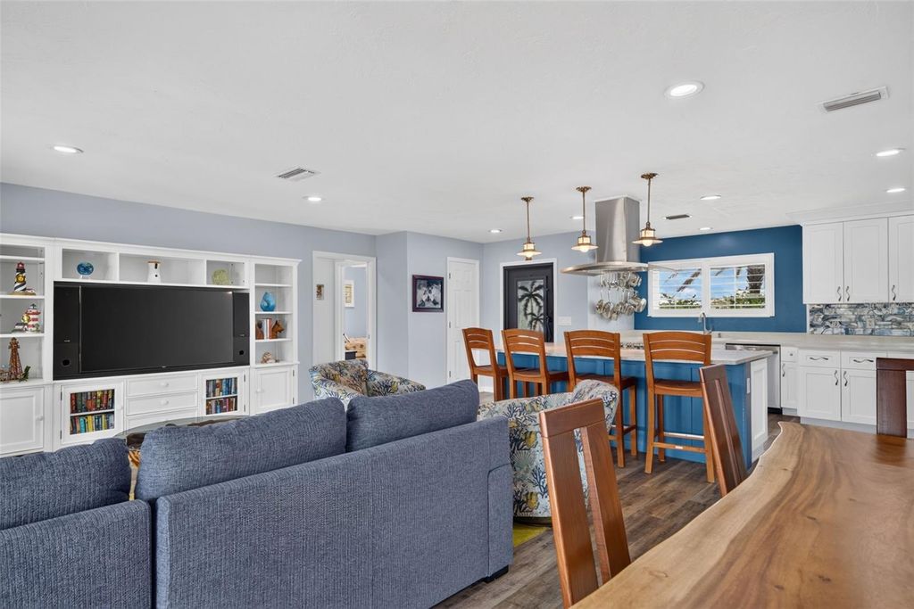 Image 11 of property listing at 3708 ROYAL PALM DRIVE, Bradenton, FL 34210
