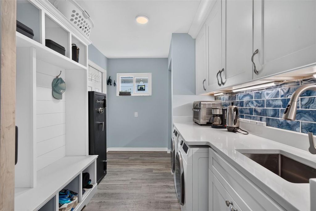 Image 20 of property listing at 3708 ROYAL PALM DRIVE, Bradenton, FL 34210