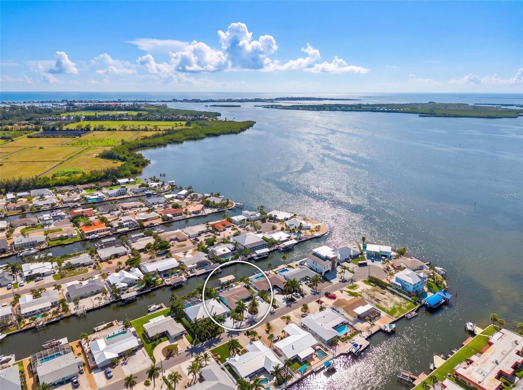 Image 3 of property listing at 3708 ROYAL PALM DRIVE, Bradenton, FL 34210
