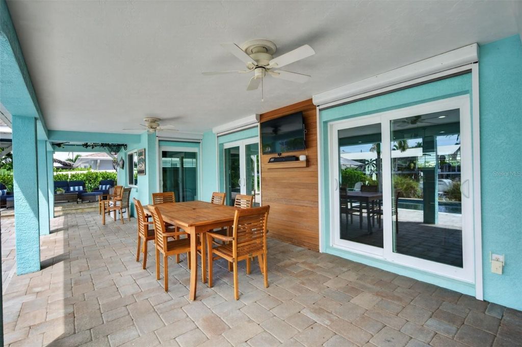 Image 40 of property listing at 3708 ROYAL PALM DRIVE, Bradenton, FL 34210