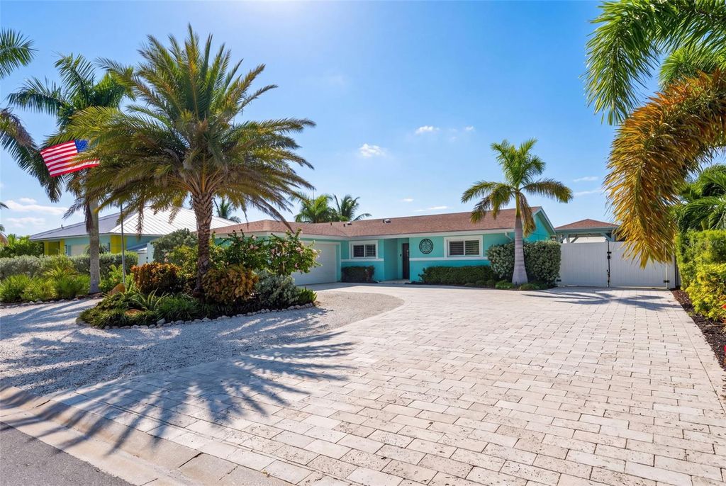 Image 5 of property listing at 3708 ROYAL PALM DRIVE, Bradenton, FL 34210