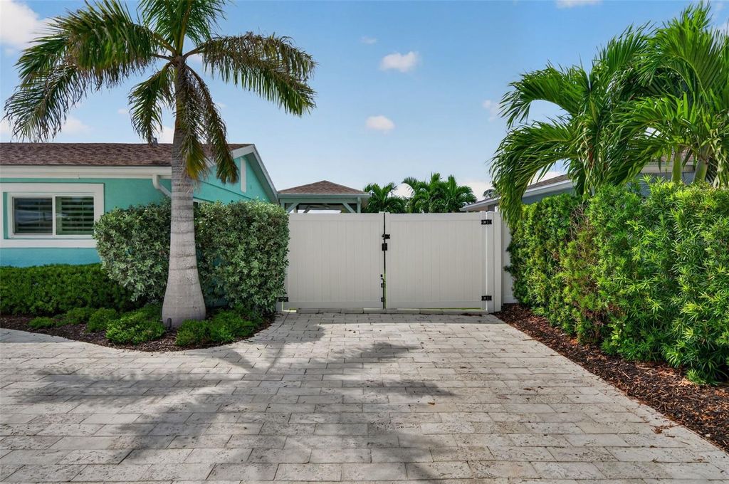 Image 6 of property listing at 3708 ROYAL PALM DRIVE, Bradenton, FL 34210