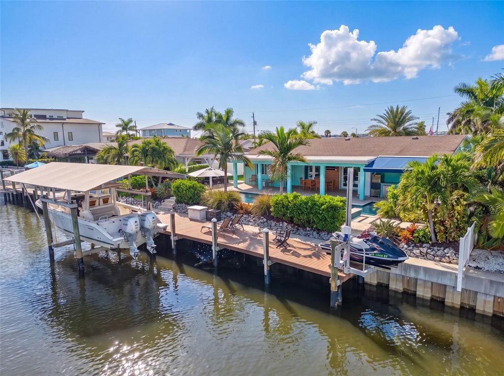 Image 54 of property listing at 3708 ROYAL PALM DRIVE, Bradenton, FL 34210