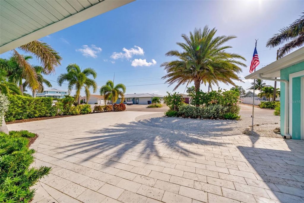 Image 7 of property listing at 3708 ROYAL PALM DRIVE, Bradenton, FL 34210