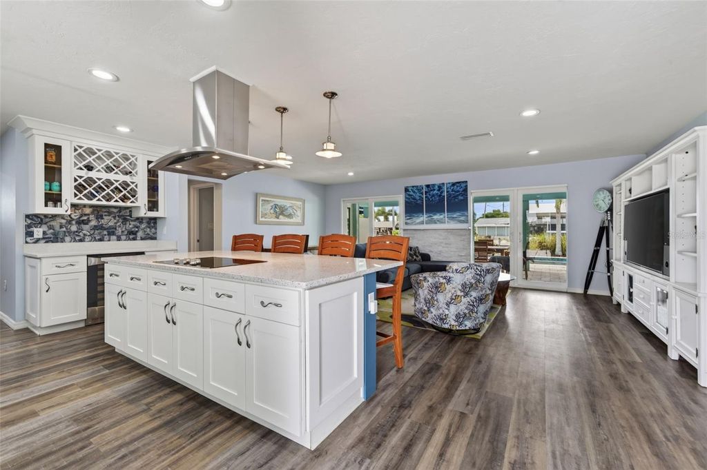 Image 8 of property listing at 3708 ROYAL PALM DRIVE, Bradenton, FL 34210