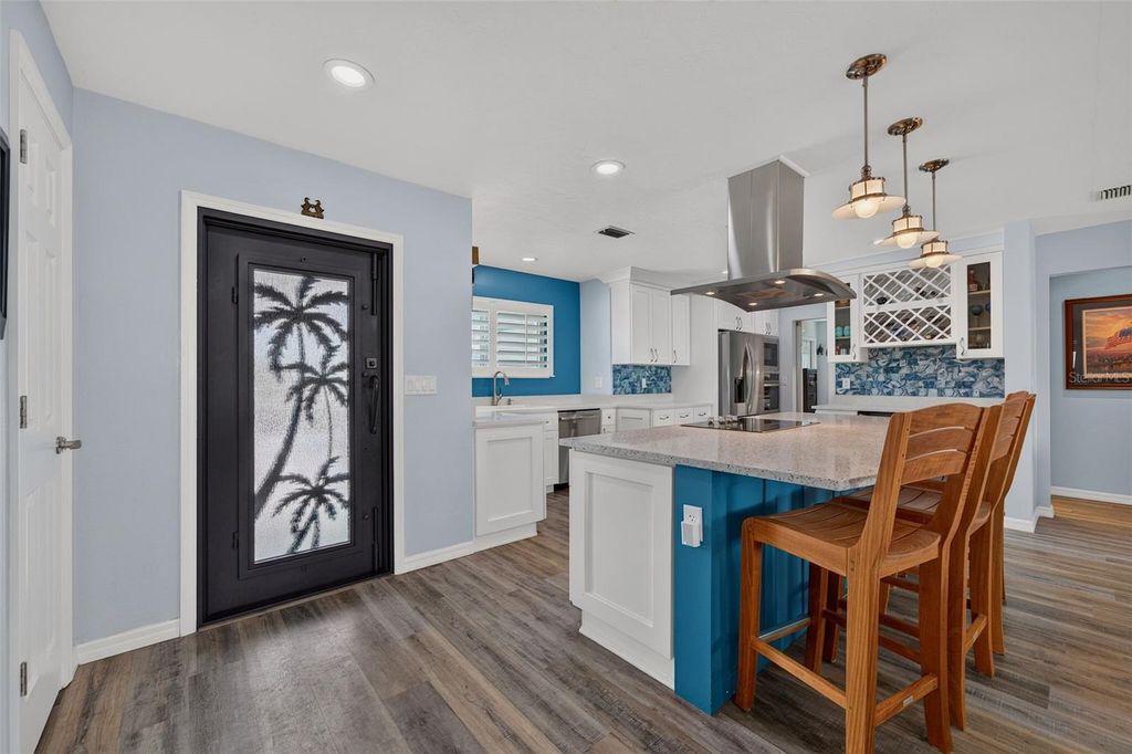 Image 9 of property listing at 3708 ROYAL PALM DRIVE, Bradenton, FL 34210