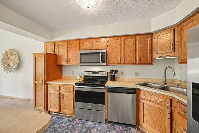 5654 Chatsworth Street N, Shoreview, MN 55126