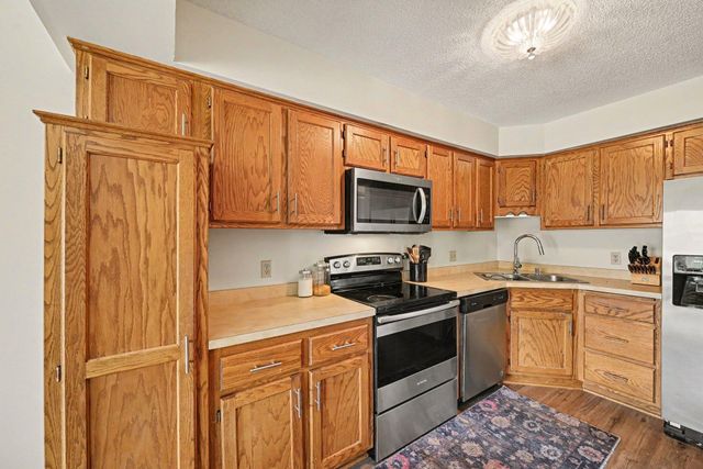 5654 Chatsworth Street N, Shoreview, MN 55126