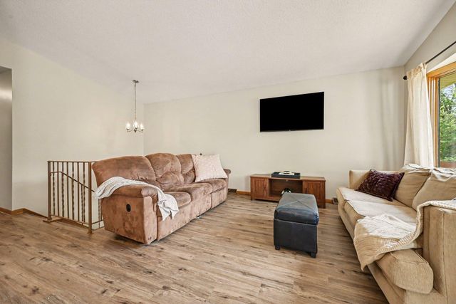 5654 Chatsworth Street N, Shoreview, MN 55126