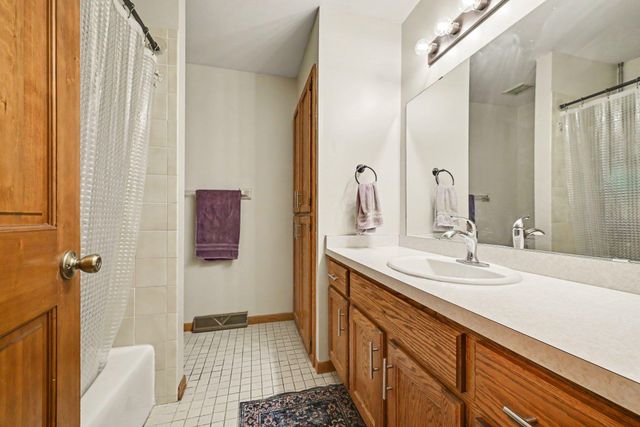 5654 Chatsworth Street N, Shoreview, MN 55126