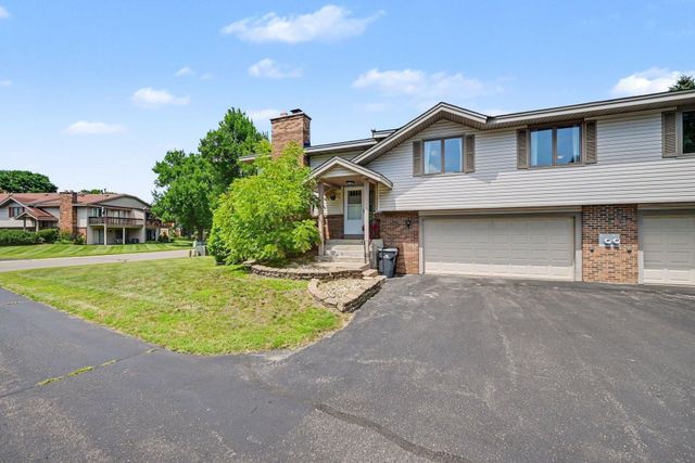 5654 Chatsworth Street N, Shoreview, MN 55126
