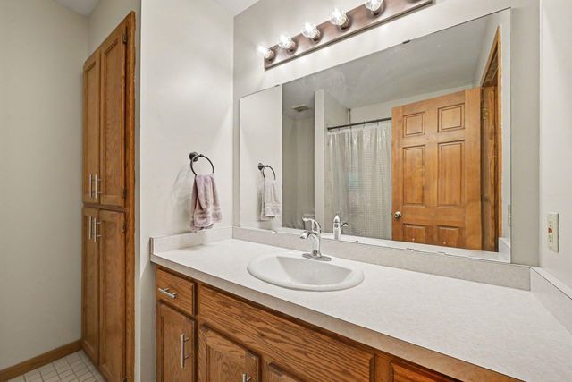 5654 Chatsworth Street N, Shoreview, MN 55126
