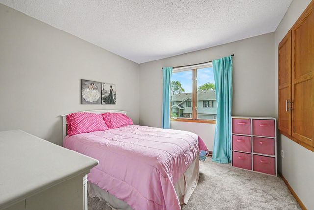 5654 Chatsworth Street N, Shoreview, MN 55126