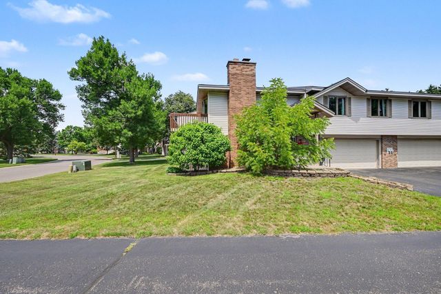 5654 Chatsworth Street N, Shoreview, MN 55126