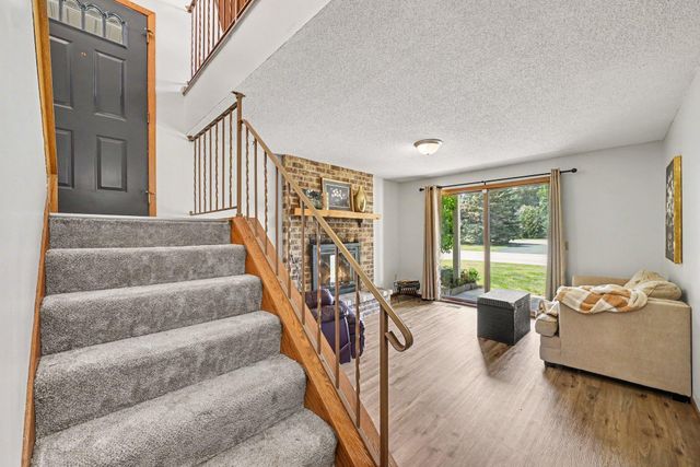 5654 Chatsworth Street N, Shoreview, MN 55126