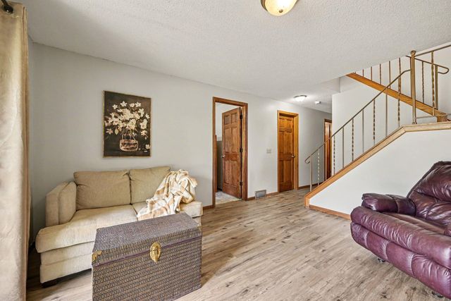 5654 Chatsworth Street N, Shoreview, MN 55126