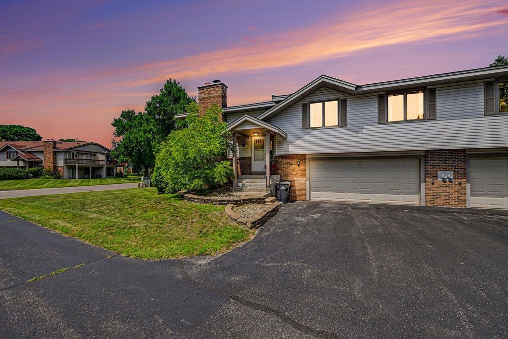 5654 Chatsworth Street N, Shoreview, MN 55126