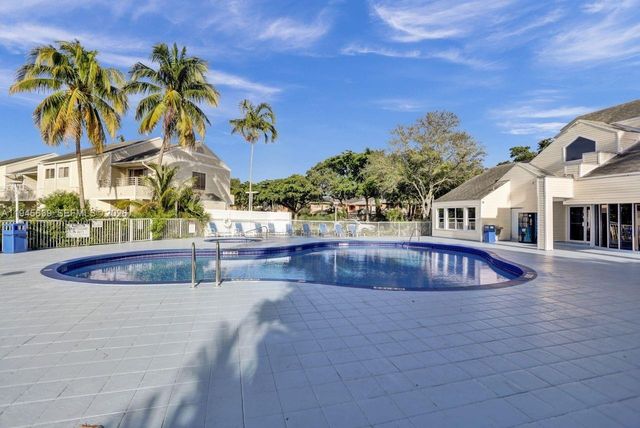 3457 NW 44th St 104, Oakland Park, FL 33309