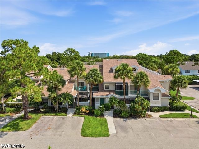 81 Emerald Woods DR M3, Naples, FL 34108
