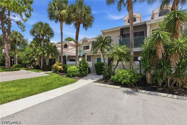 81 Emerald Woods DR M3, Naples, FL 34108