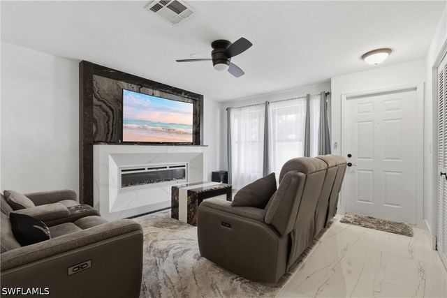 81 Emerald Woods DR M3, Naples, FL 34108