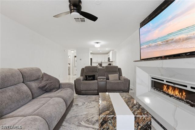 81 Emerald Woods DR M3, Naples, FL 34108