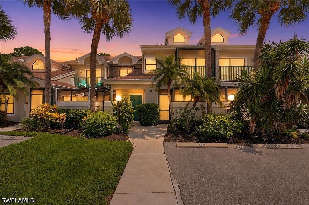 81 Emerald Woods DR M3, Naples, FL 34108