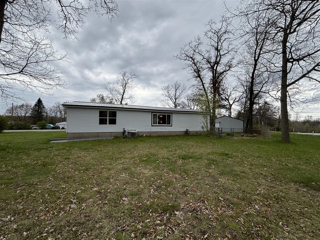 1578 E Pine Hill Avenue, White Cloud, MI 49349
