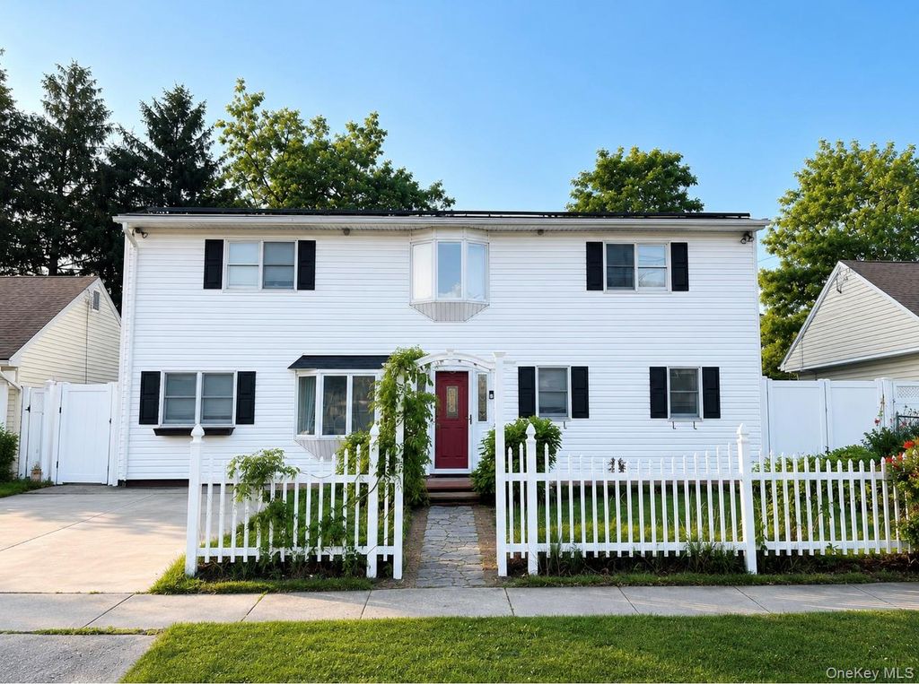 12 Vernon Street, Plainview, NY 11803