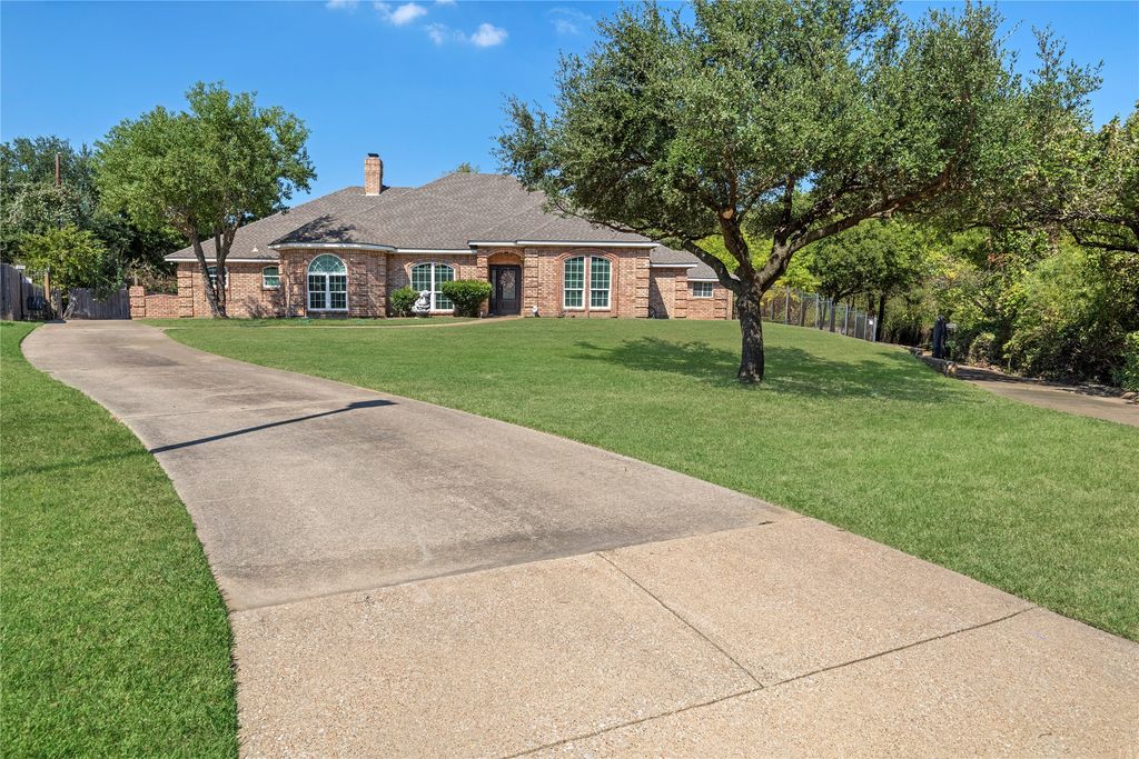 111 Creek Side Court, Kennedale, TX 76060