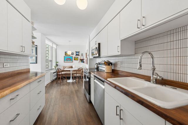 940 W Glenlake Avenue 27A, Chicago, IL 60660
