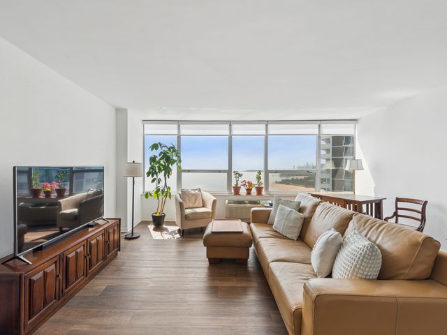 940 W Glenlake Avenue 27A, Chicago, IL 60660