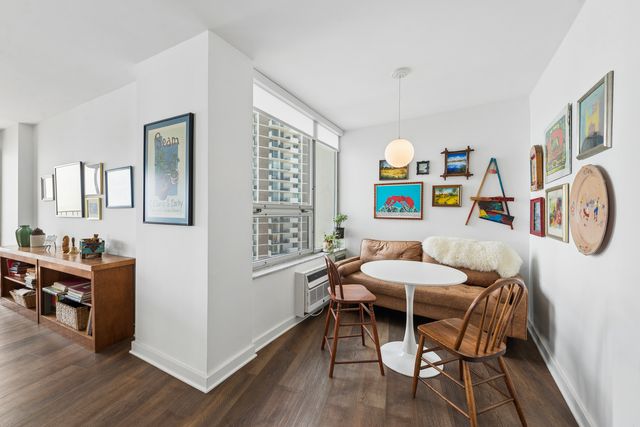 940 W Glenlake Avenue 27A, Chicago, IL 60660