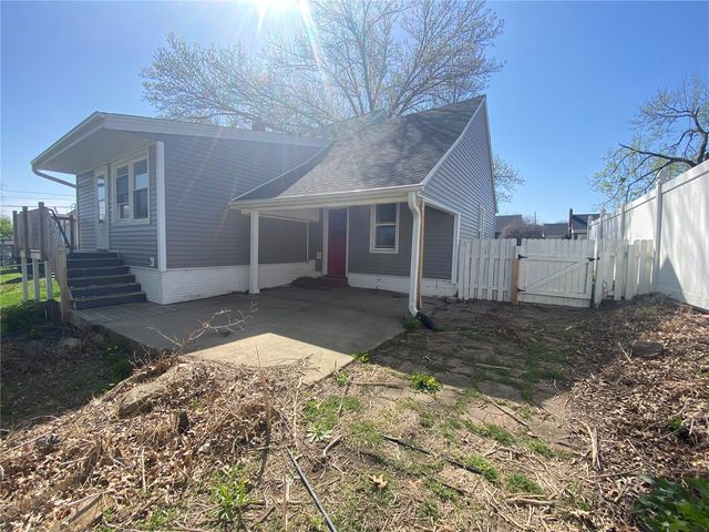 1074 27th Street NE, Cedar Rapids, IA 52402