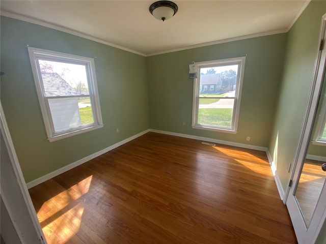 1074 27th Street NE, Cedar Rapids, IA 52402