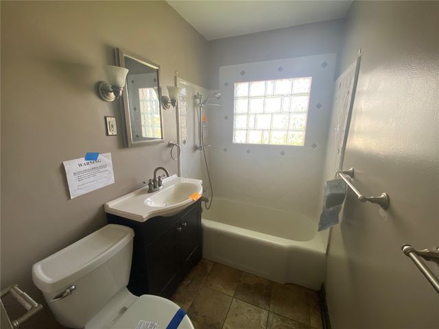 1074 27th Street NE, Cedar Rapids, IA 52402