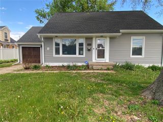 1074 27th Street NE, Cedar Rapids, IA 52402