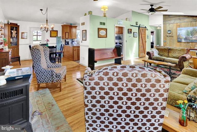 3705 E NEWPORT RD, Intercourse, PA 17534