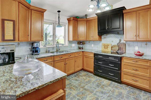 3705 E NEWPORT RD, Intercourse, PA 17534