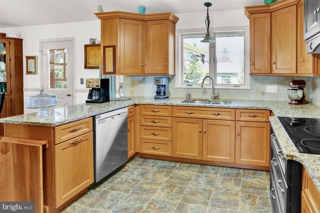 3705 E NEWPORT RD, Intercourse, PA 17534