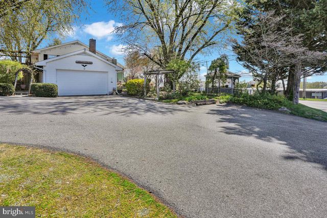 3705 E NEWPORT RD, Intercourse, PA 17534