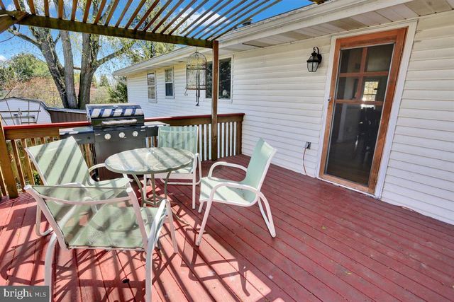 3705 E NEWPORT RD, Intercourse, PA 17534