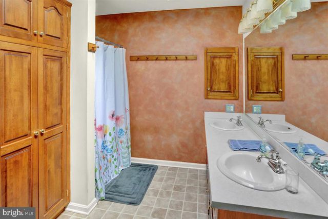 3705 E NEWPORT RD, Intercourse, PA 17534