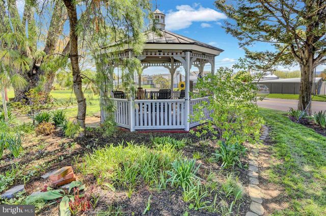 3705 E NEWPORT RD, Intercourse, PA 17534