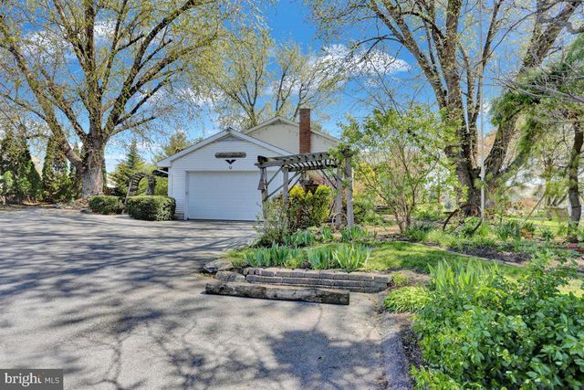 3705 E NEWPORT RD, Intercourse, PA 17534