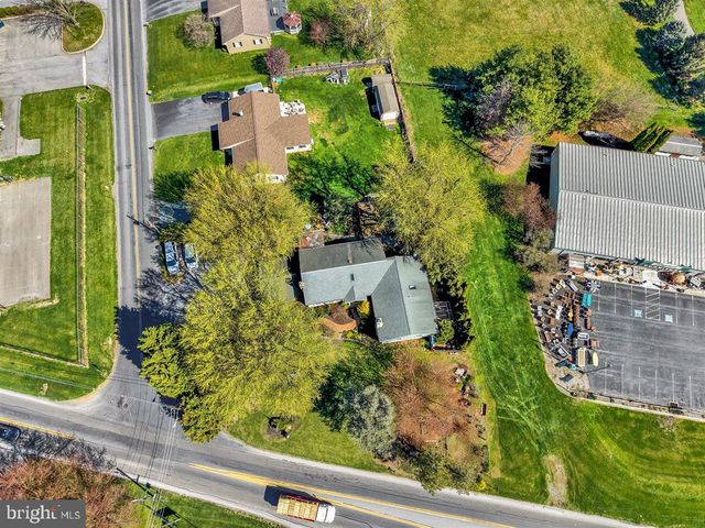 3705 E NEWPORT RD, Intercourse, PA 17534