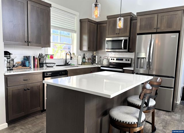 1864 John Muir Cir SE, Salem, OR 97302