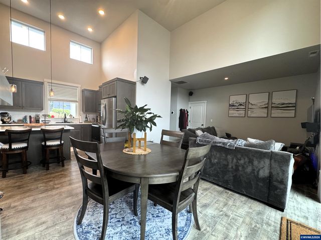 1864 John Muir Cir SE, Salem, OR 97302
