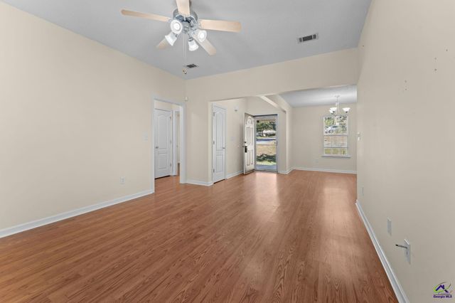 200 crestwood Circle, Centerville, GA 31028