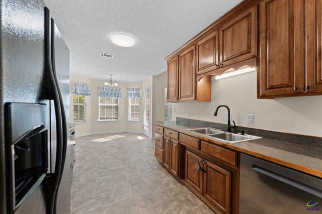 200 crestwood Circle, Centerville, GA 31028